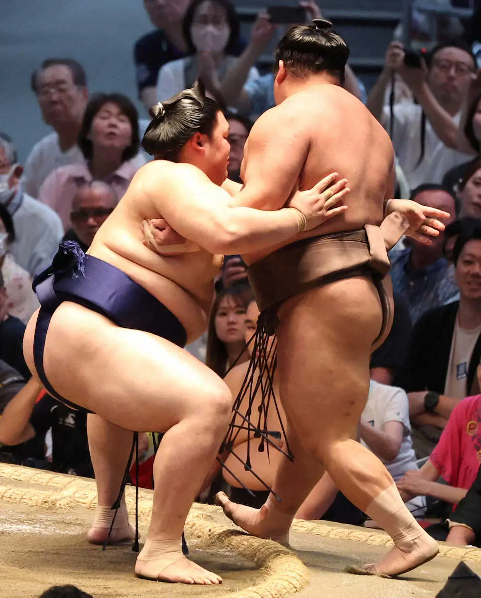 大之里完胜“横纲杀手”伯乃富士！三连胜领先，雾岛、安青锦等七人以一败并列争冠