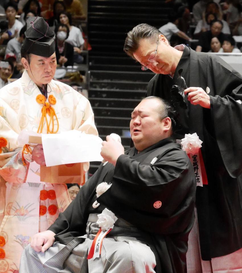 前宝富士在断发仪式上痛哭 前任师父宫城野亲方一句“值得骄傲的力士”令他泪流不止 最后一战与长子和次子实现“梦想”
