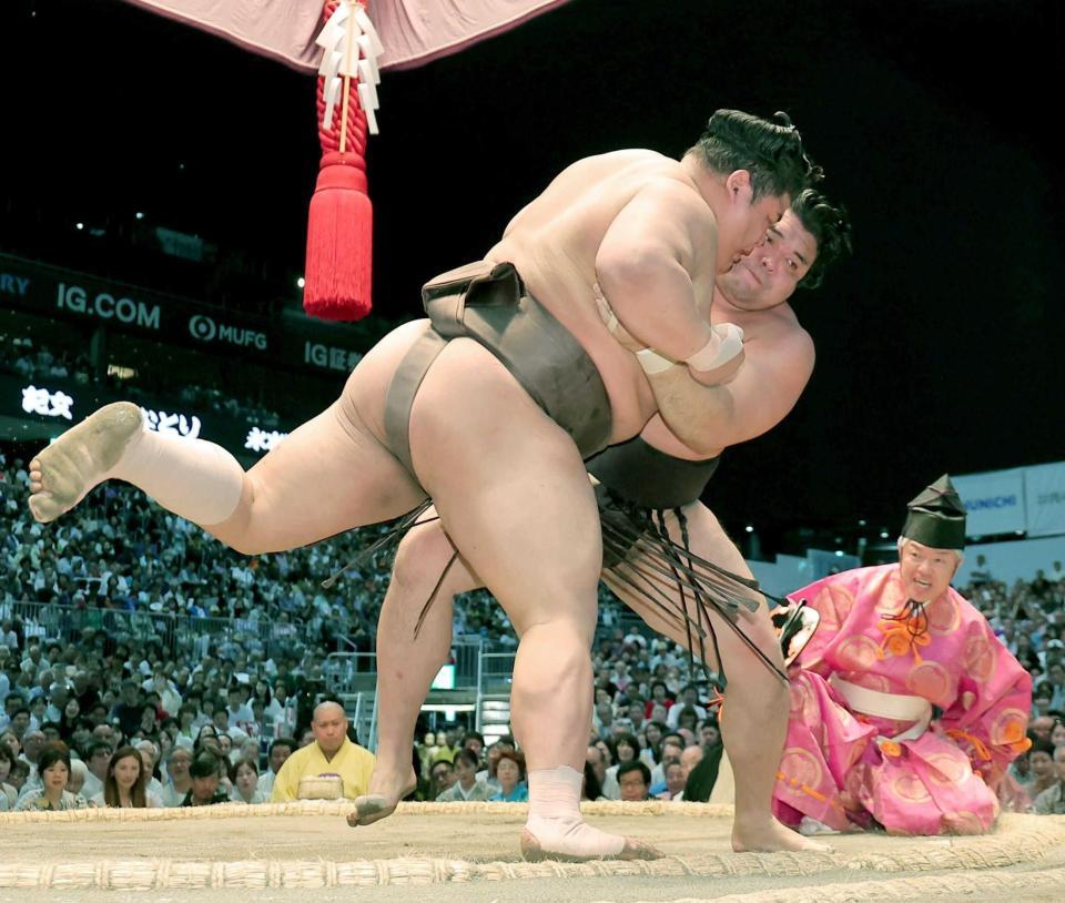 綱とり霧島 勝ち越し決めた！昇進へ逆転狙う 終盤５日間へ自然体貫く「自分の相撲を。あまり考えずに」