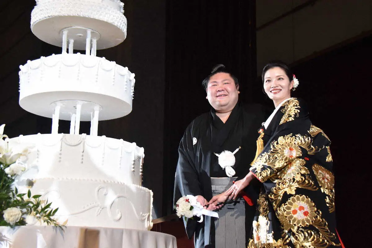 前幕内·剑翔在切蛋糕后含泪举行断发仪式，与婚宴同步进行“脑海中浮现出各种回忆……”