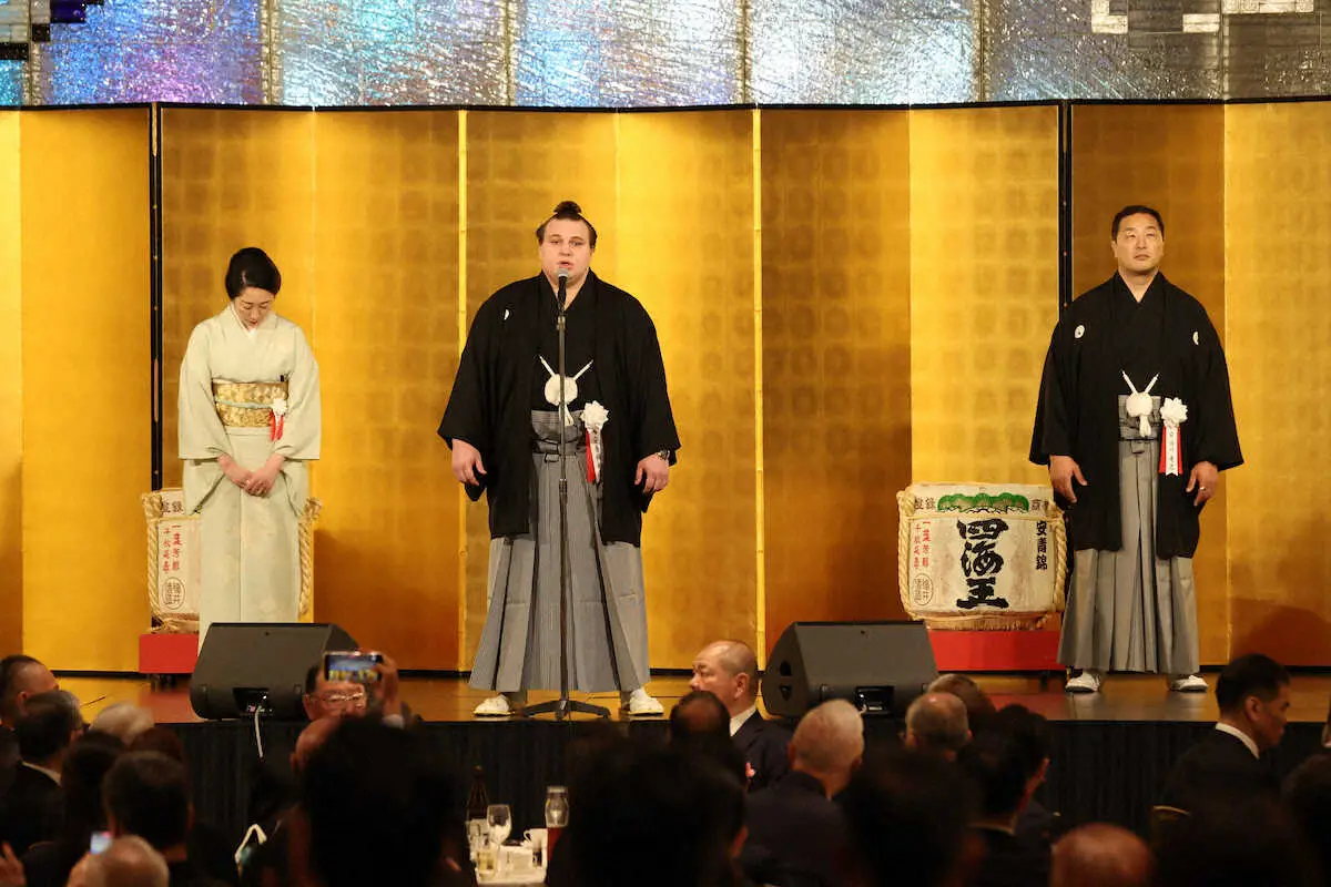安青锦：希望在土俵上回报恩情 大关升进披露宴上齐唱祖国乌克兰国歌 1100人出席