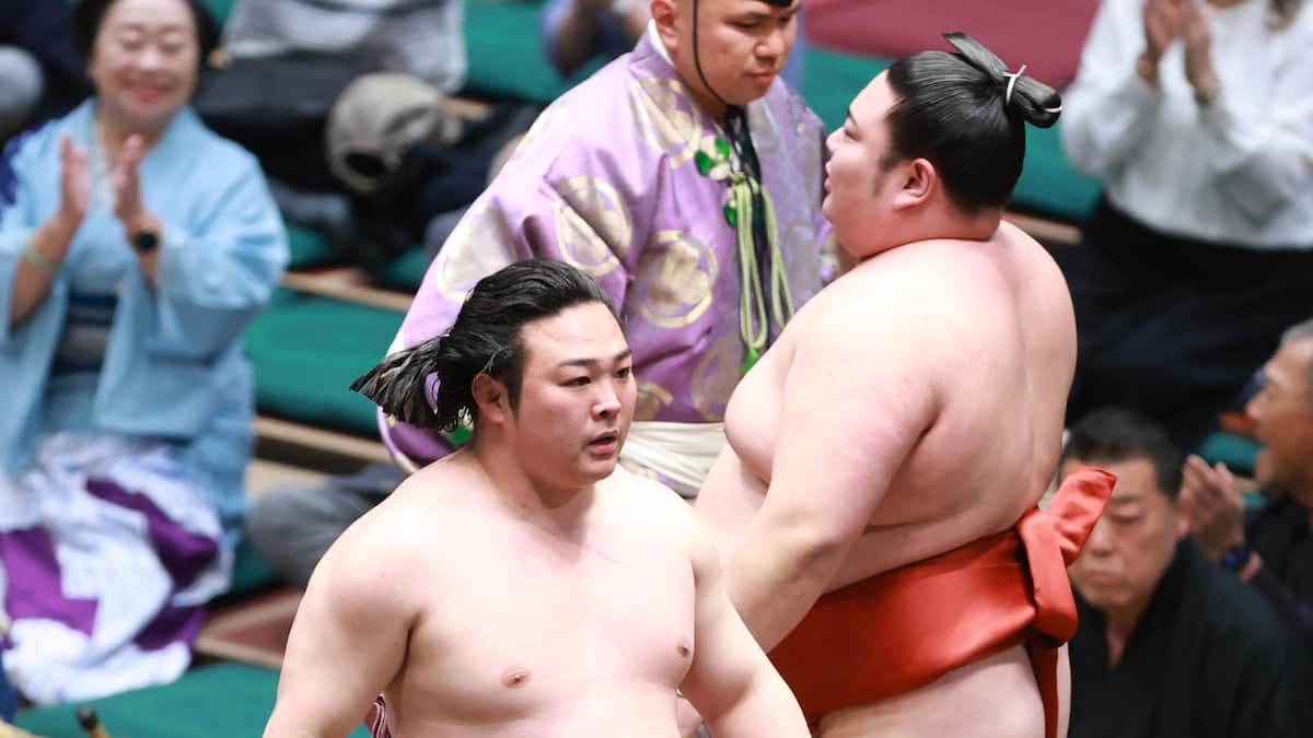 炎鵬が4連勝 取組後に師匠の伊勢ケ浜親方とグータッチ／夏場所
