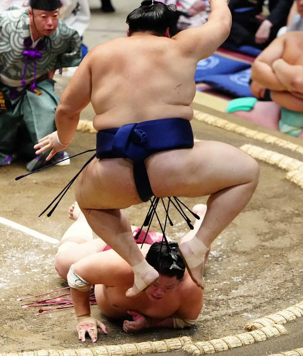 大の里 初場所以来8カ月ぶり白星発進 1人横綱で初めて迎えた初日に辛勝
