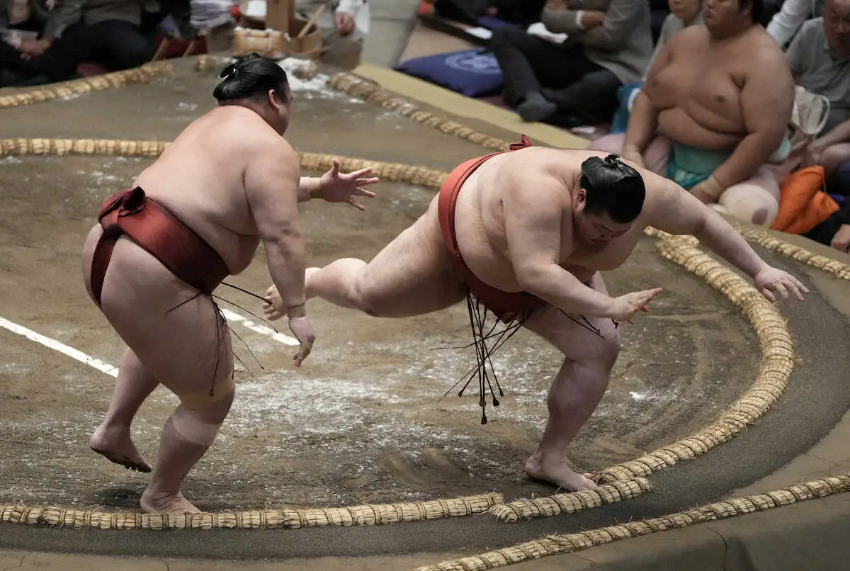 大関昇進を目指す熱海富士は3日目に土 隆の勝に逆転の突き落としを食らう