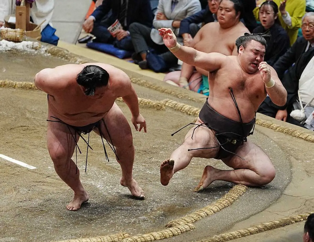 霧島、平幕相手に痛恨3敗目…中日で綱獲りへ厳しい状況 横綱大の里が単独トップ7勝目、8人が2敗で追う