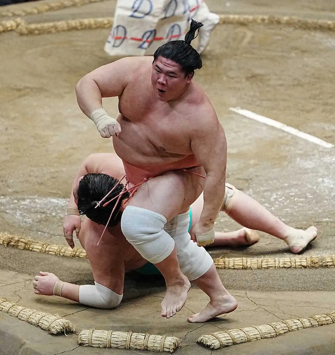 場内大歓声！宇良 鮮やかとったりで2敗キープ 土俵際、右足一本で残した 一山本「あの動きはズルい」