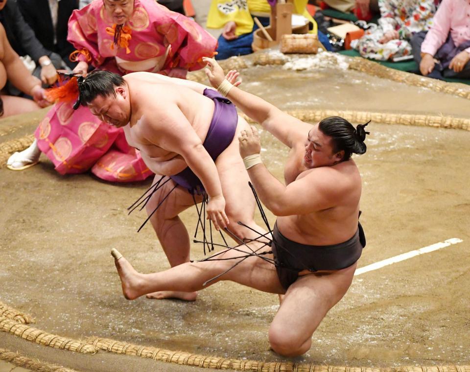 霧島 綱絶望的 またまた平幕に…美ノ海に痛恨３敗目 浅香山部長「負けた相撲は攻めあぐんでいる」