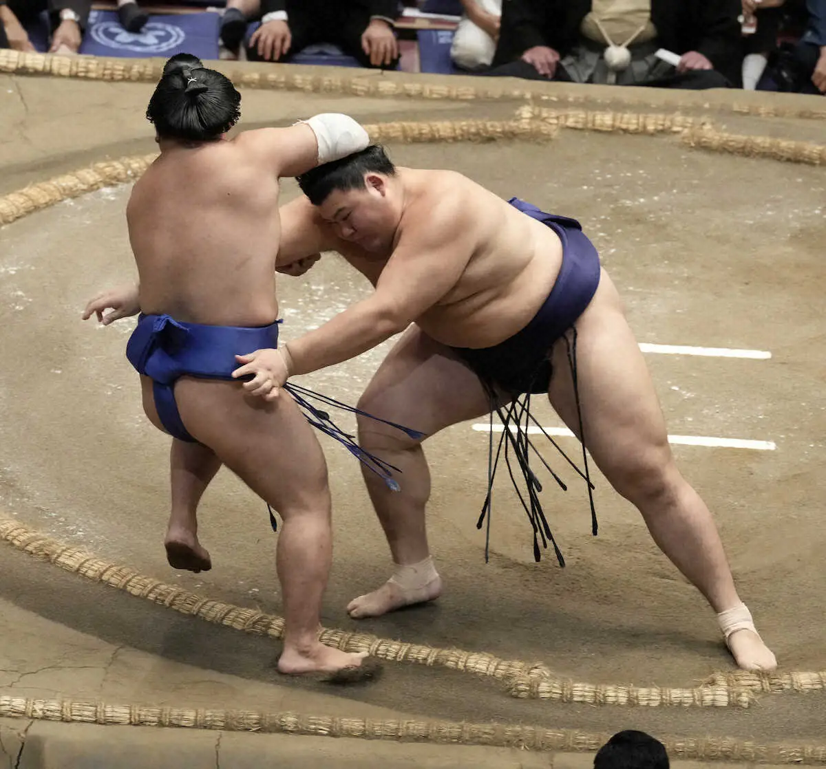 横纲大之里向秋场所三连霸前进！击败“劲敌”藤ノ川保持1败，2败消失，3败的有安青锦、热海富士等6人