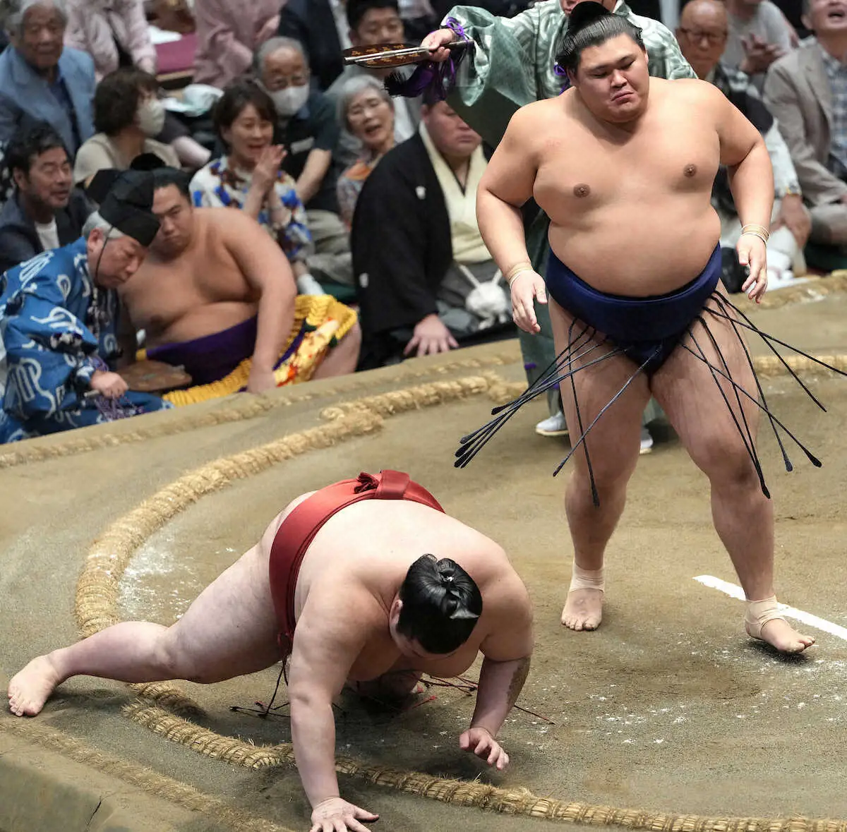 大の里 3連敗中の熱海富士を下手出し投げ 13日目Vの可能性に「大事な相撲」と八角理事長