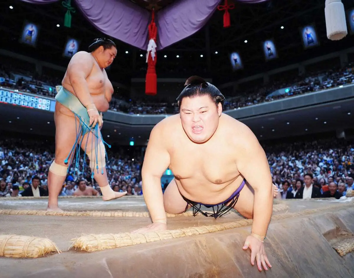 大の里 土俵際で突き落とされバッタリ…終盤まさかの連敗 解説の春日野親方「もうちょっと神経使うべき」