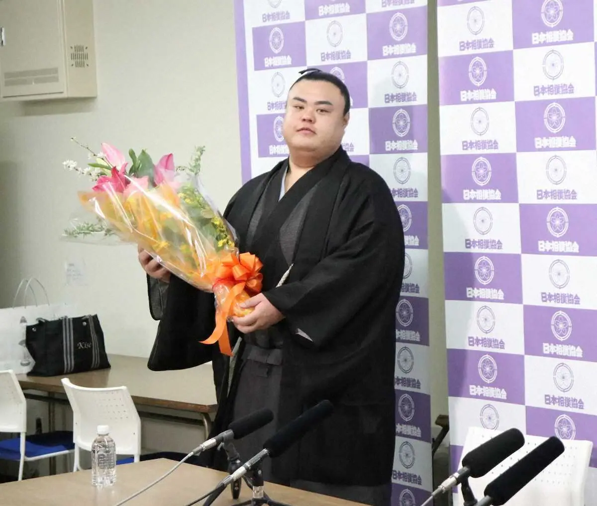 【大相撲】元幕内・英乃海の断髪式に豊昇龍ら約300人がはさみ 弟・翔猿とは最初で最後の対戦