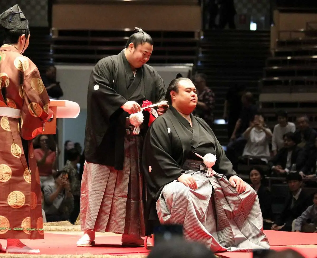 元幕内英乃海断髪式に横綱・豊昇龍ら300人 弟・翔猿と最初で最後の取組
