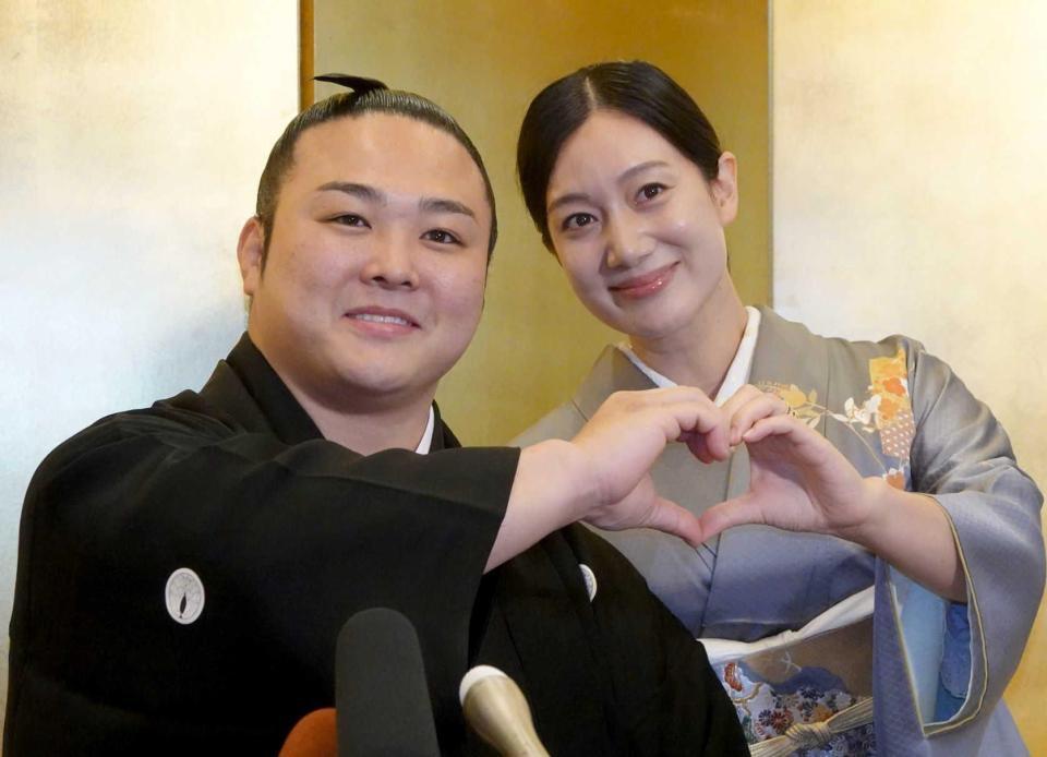 炎鵬が福岡県内で結婚会見「太陽のような存在」 十両復帰４場所目の九州場所へ意欲「１枚でも上に」