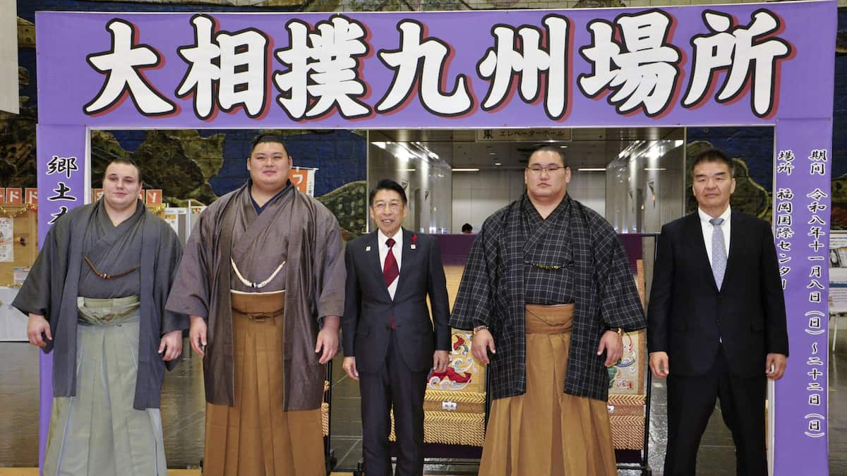 両横綱ら福岡県庁訪問 服部知事「福岡は食の王国とも言われる。大いに食べて頑張ってほしい」