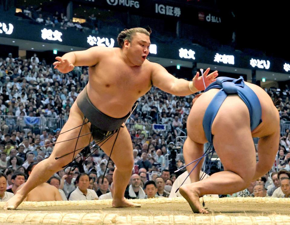 大関霧島 綱とりへ好発進 藤ノ川を圧倒「自分から圧かけられた」 勢いは十分「一日一番で。乗っていかないと」