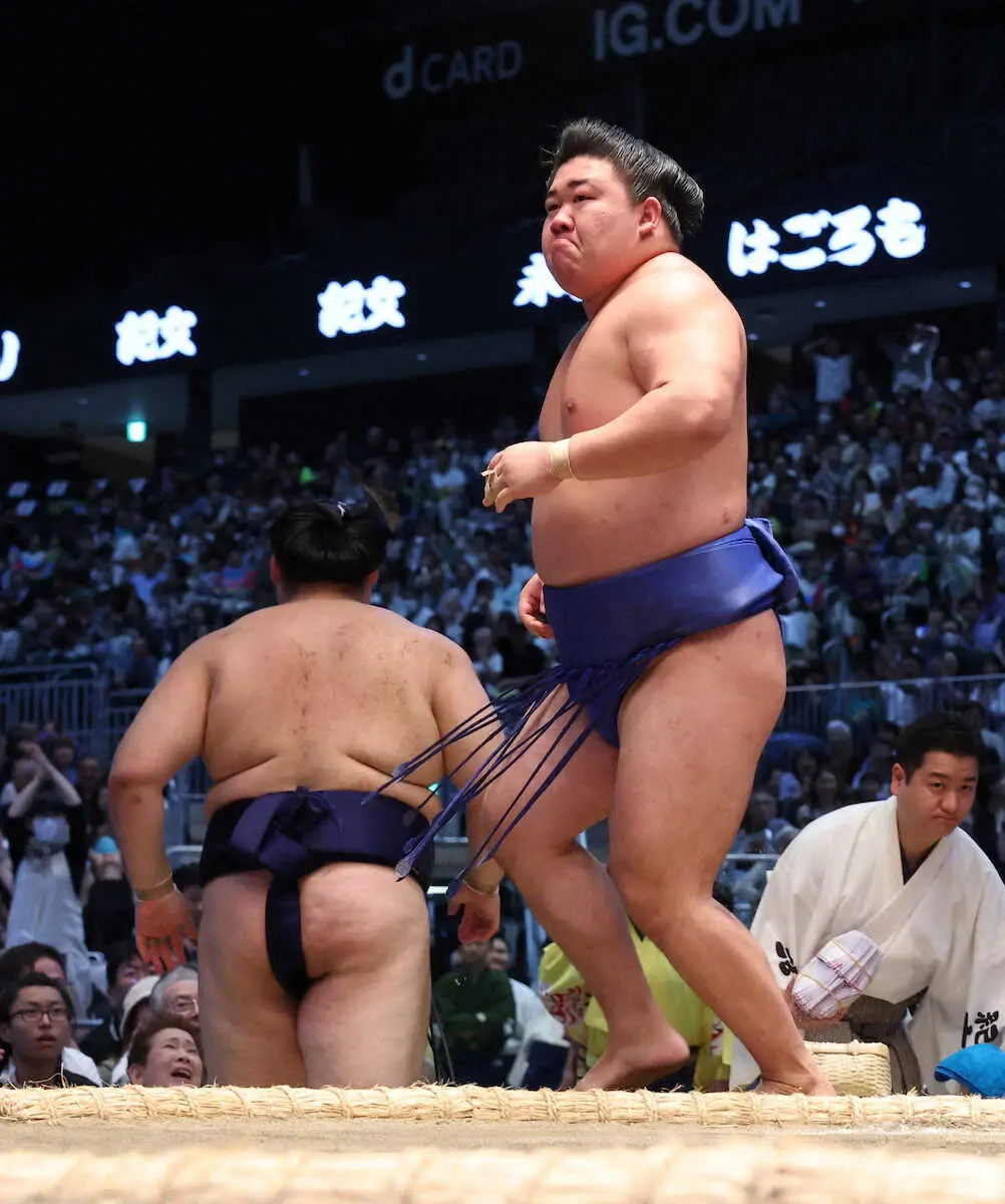 最年轻的幕内力士藤川击败大之里，实现42年来的壮举：“今天大家一起去吃烤肉！”